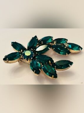 Vintage Emerald Green Juliana Crystal Floral Brooch in Gold-Tone Setting